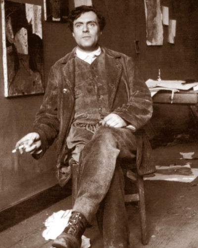 PARIGI, 1915Modigliani nel suo atelier parigino in una fotografia scattata da Paul Guillaume