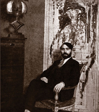 PARIGI, 1918Leopold Zbowroski nell'appartamento di Rue Joseph-Bara davanti alla porta dipinta da Modigliani