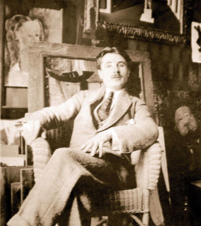PARIGI, 1918Paul Guillaume nella sua galleria con le opere di Modigliani e De Chirico